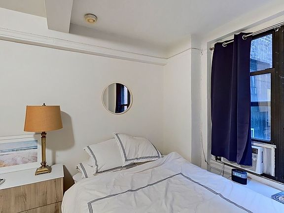 5th image of 50 W 72nd St APT 607