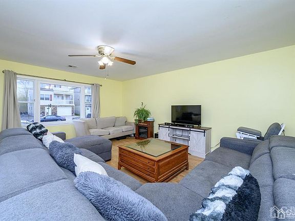 4th image of 12 Bayview Ave