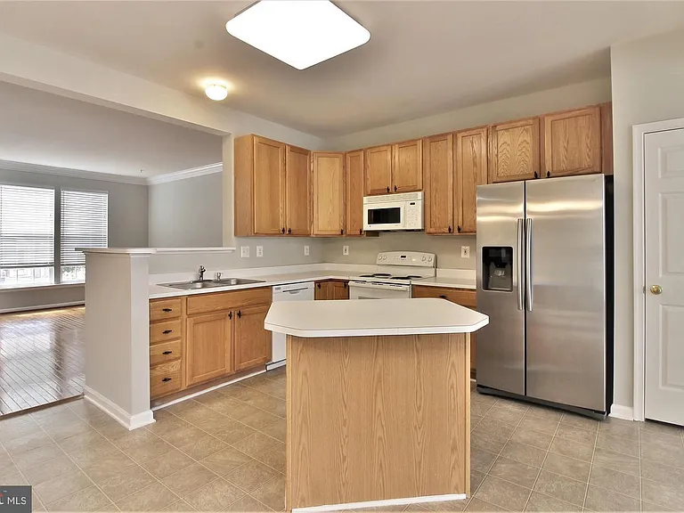 10707 Croydon Ct — Photo 5