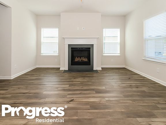 4th image of 512 Magnolia Way