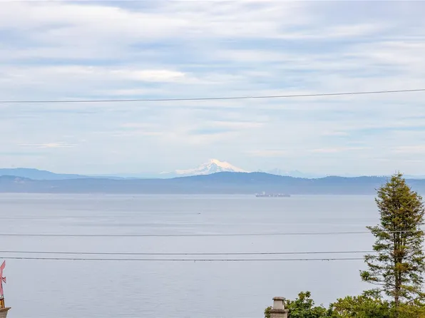 922 Claremont Ave, Saanich, BC V8Y 1K3