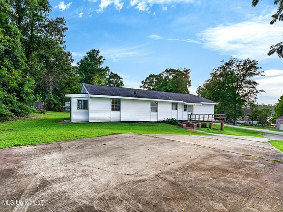 3rd image of 1129 E Lakeshore Dr