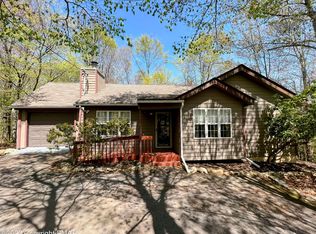 86 Mountainside Dr, Gouldsboro, PA 18424