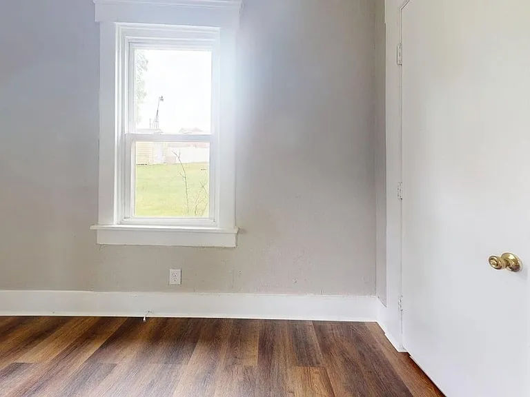 2202 5th St NE — Photo 4