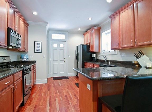 4th image of 2026 W Farragut Ave APT 2