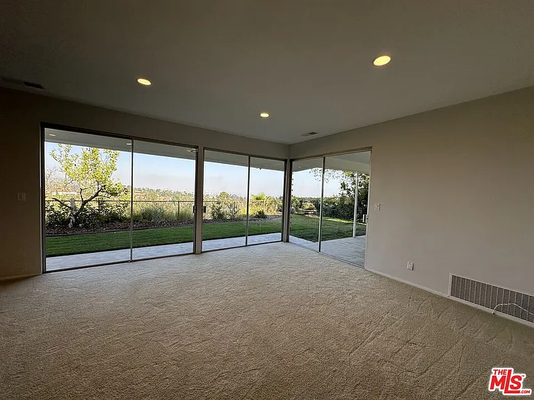 1212 Roberto Ln — Photo 3