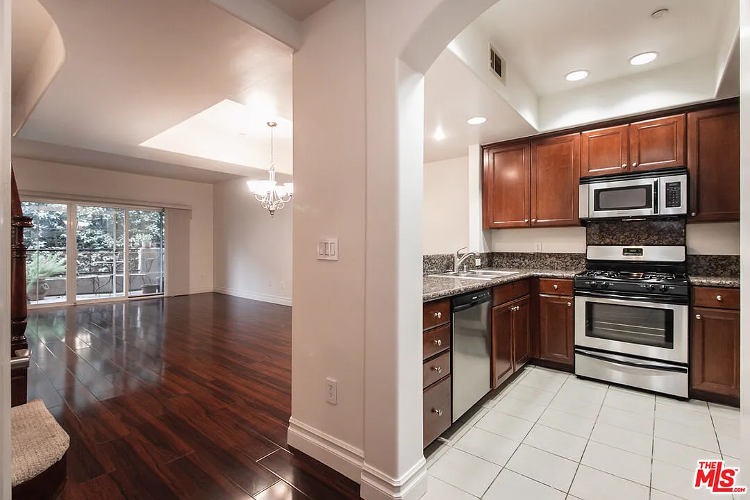 Building Photo - 15206 Burbank Blvd #110