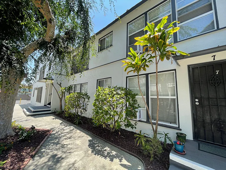 232-6 S. Harvard Blvd — Photo 9