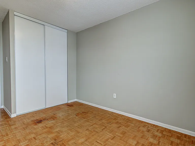 15 Eastbourne Dr — Photo 25