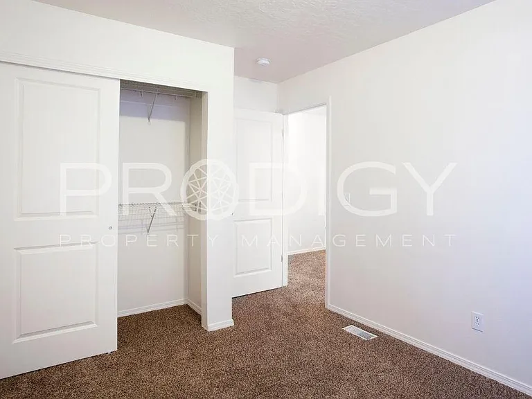 674 N Hydra Pl #B — Photo 9