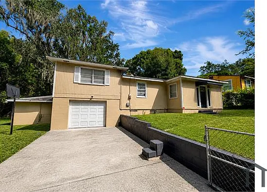 5 bed, 2300 sqft, $2,100 — Photo 1