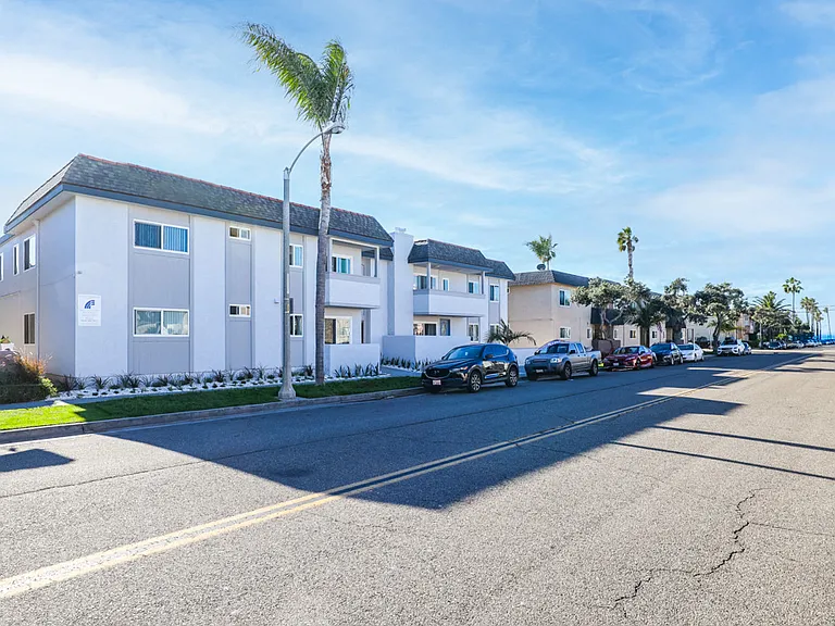 316 Beach Apartments — Photo 11