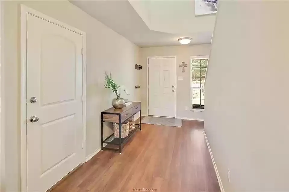 3 bed, 2.5 bath, 1845 sqft, $2,300 — Photo 3