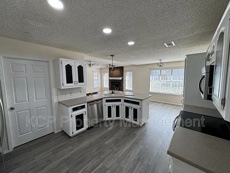 8812 Skypark Dr — Photo 4