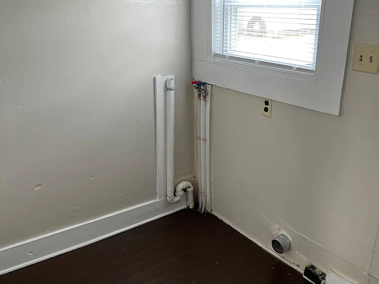 263 E Franklin St — Photo 13