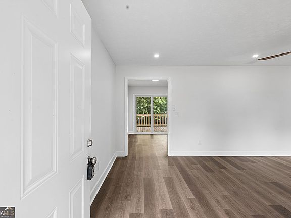 3rd image of 498 Queen Aliese Ln