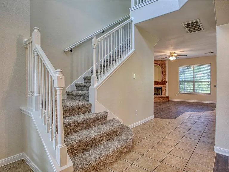 1107 Middle Brook Dr — Photo 4