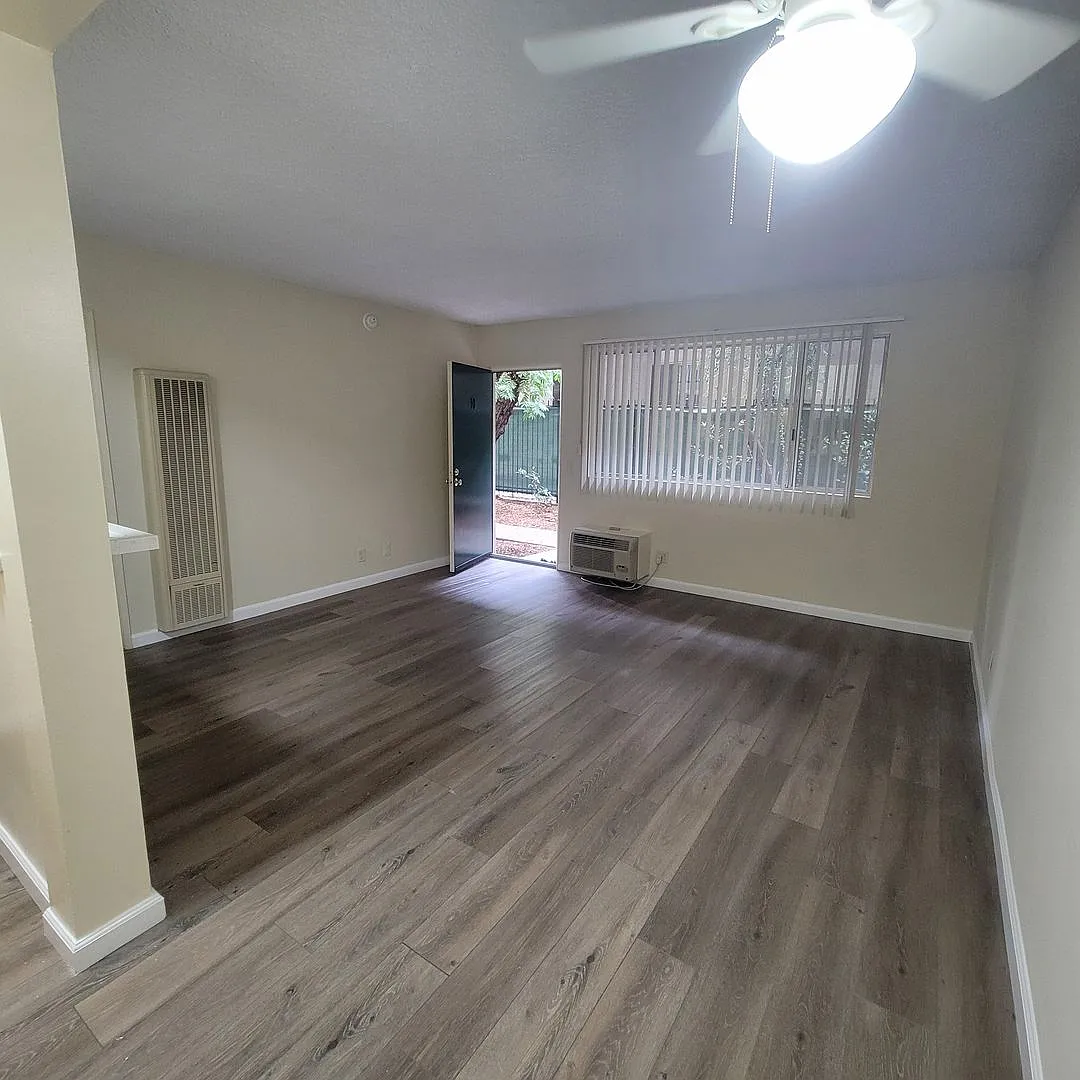 37 unit building close to CSUN! — Photo 1