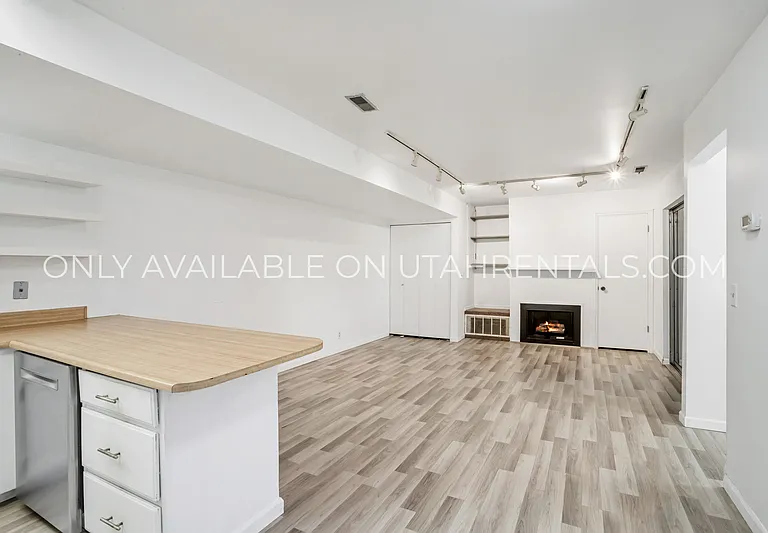1639 Woodland Dr — Photo 3