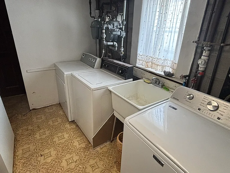 Laundry hook ups!