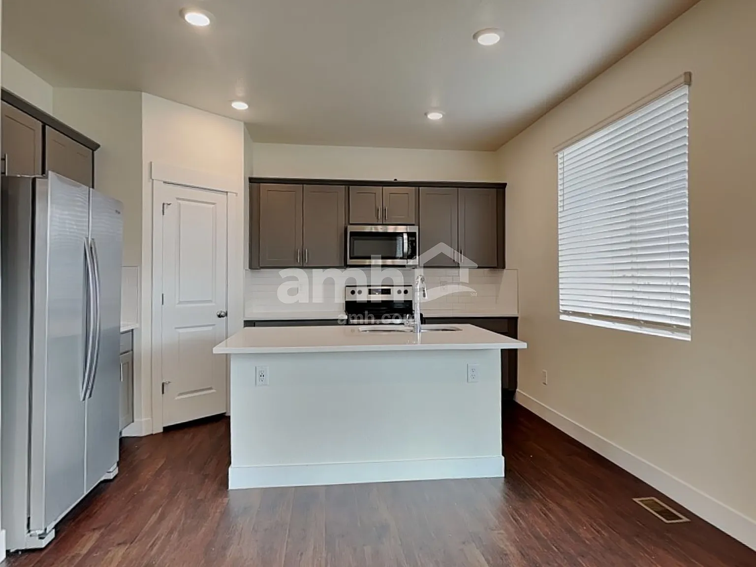4 bed, 3.5 bath, 2419 sqft, $2,825 — Photo 3