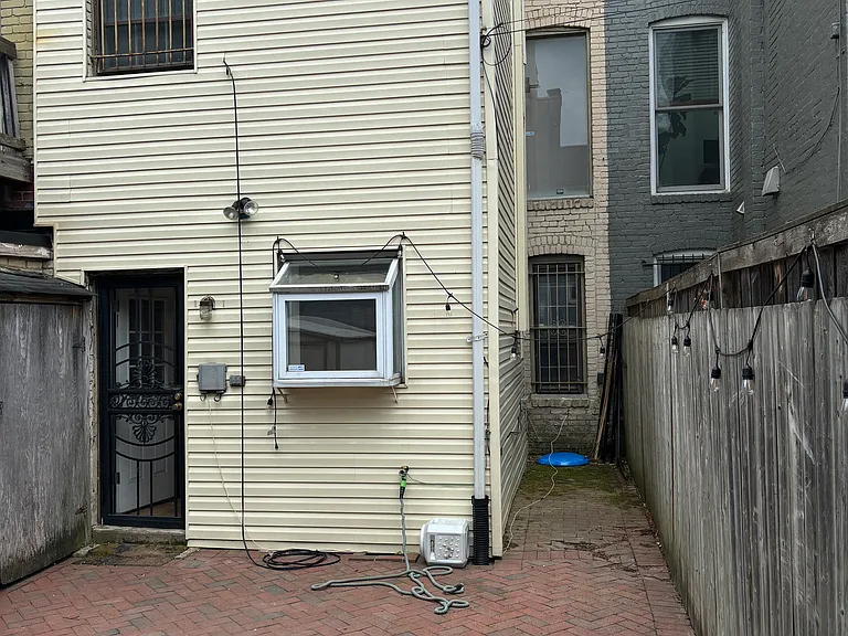 1022 G St NE — Photo 11
