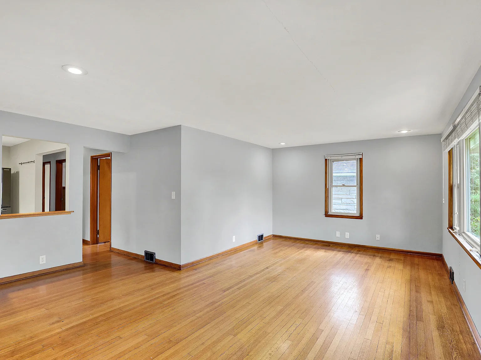 3 bed, 1350 sqft, $2,700 — Photo 4