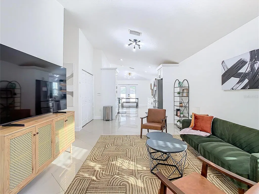 3 bed, 3.0 bath, 1340 sqft, $3,850 — Photo 4