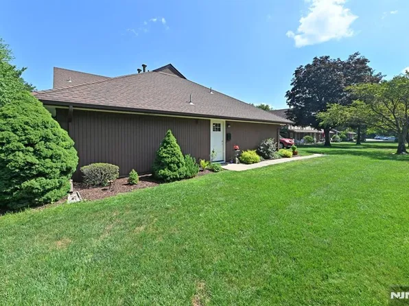 19-1 Tamaron Dr, Waldwick, NJ 07463