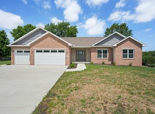 1621 Grandlake Ct, Pekin, IL 61554