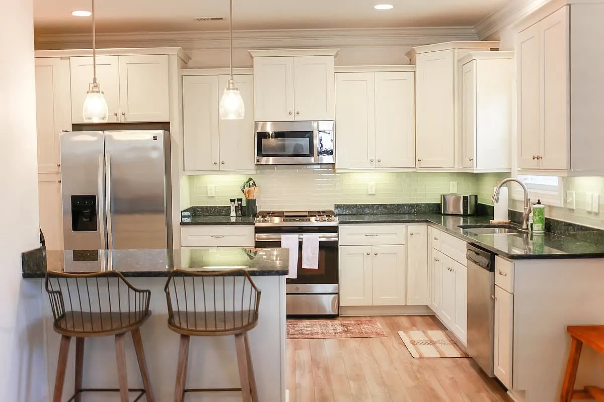 4 bed, 2350 sqft, $6,000 — Photo 3