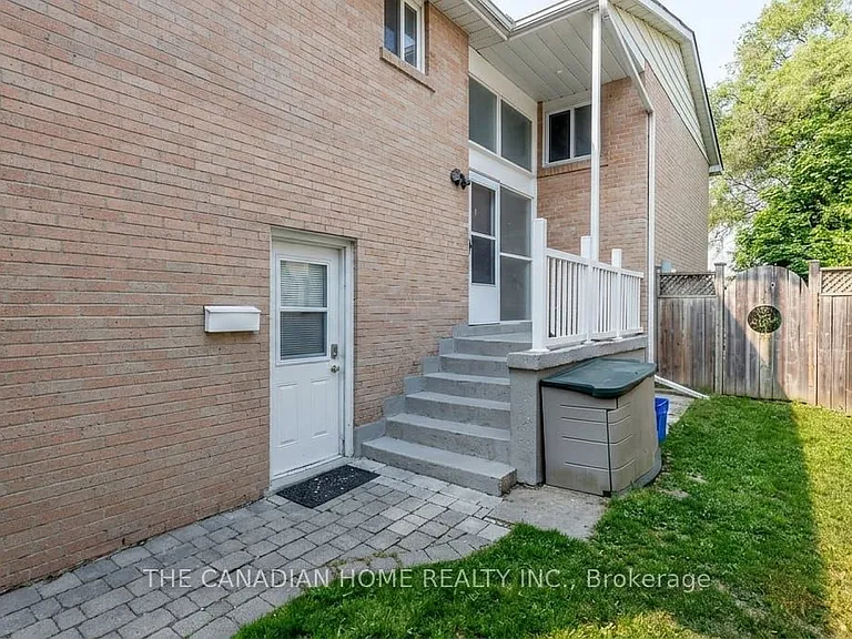 802 Pam Cres — Photo 2