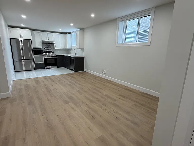 2281 Southport Cres #LOWER — Photo 6
