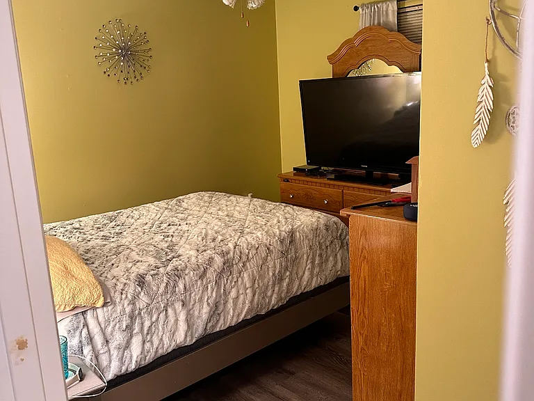 327 Kings Row — Photo 3