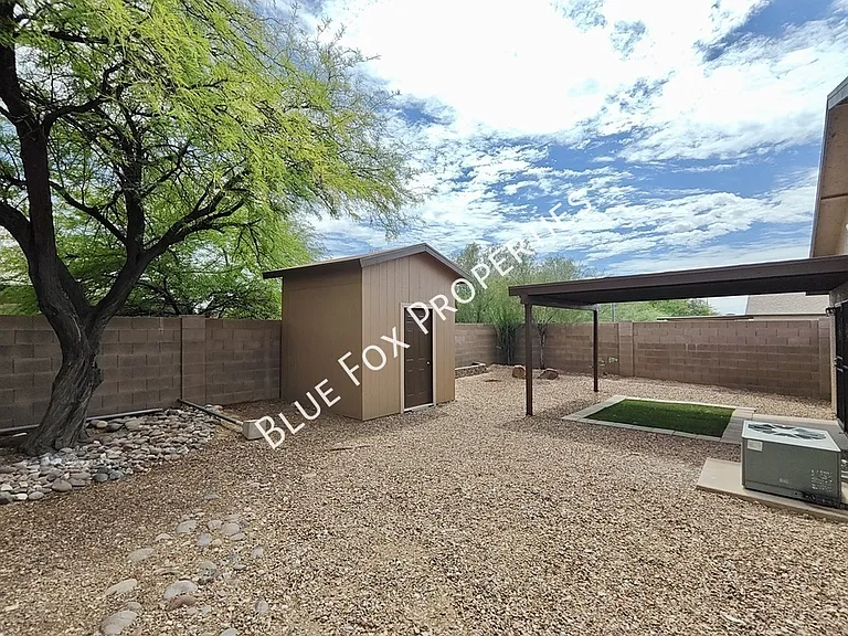 100 E Medina Rd — Photo 21