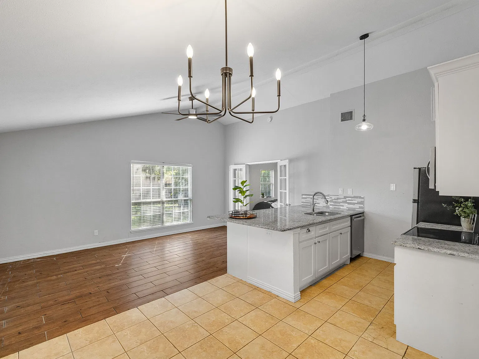 3 bed, 1.5 bath, 1105 sqft, $2,000 — Photo 2
