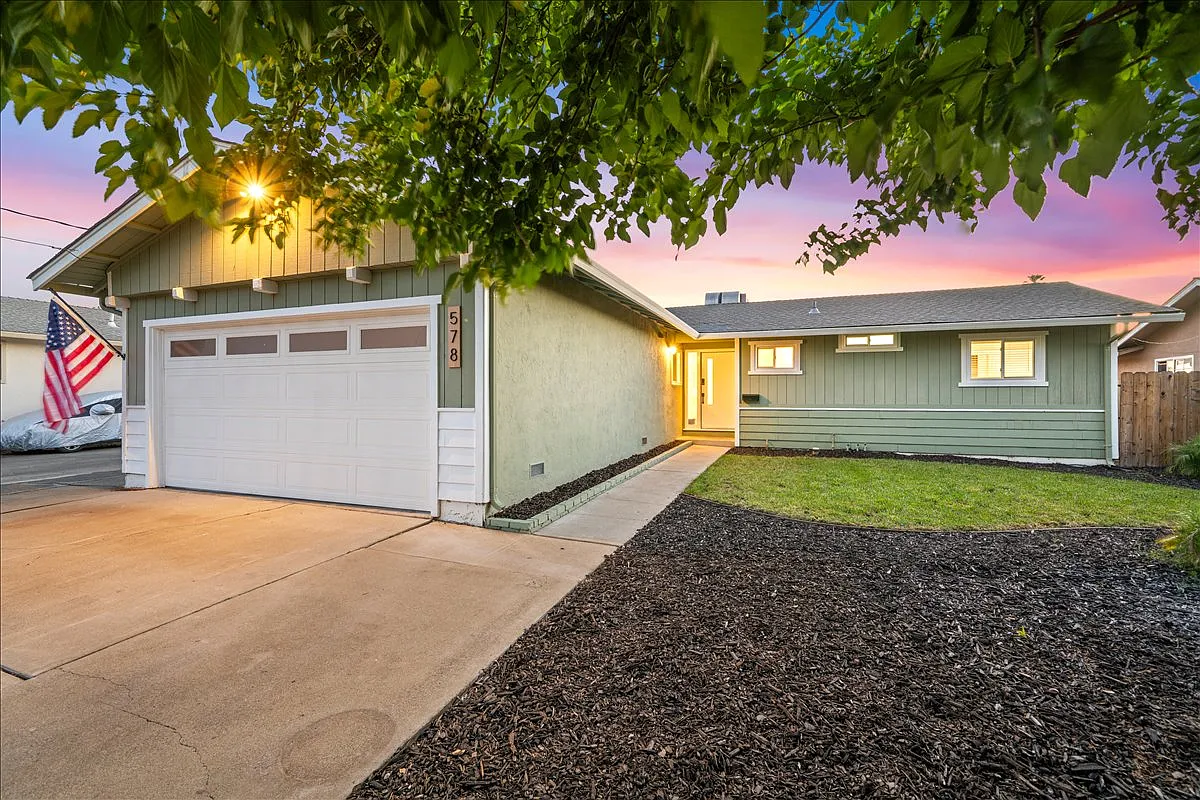 578 Meadowlark St — Photo 1