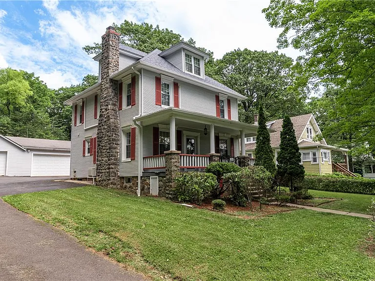 26 Center Ave — Photo 2