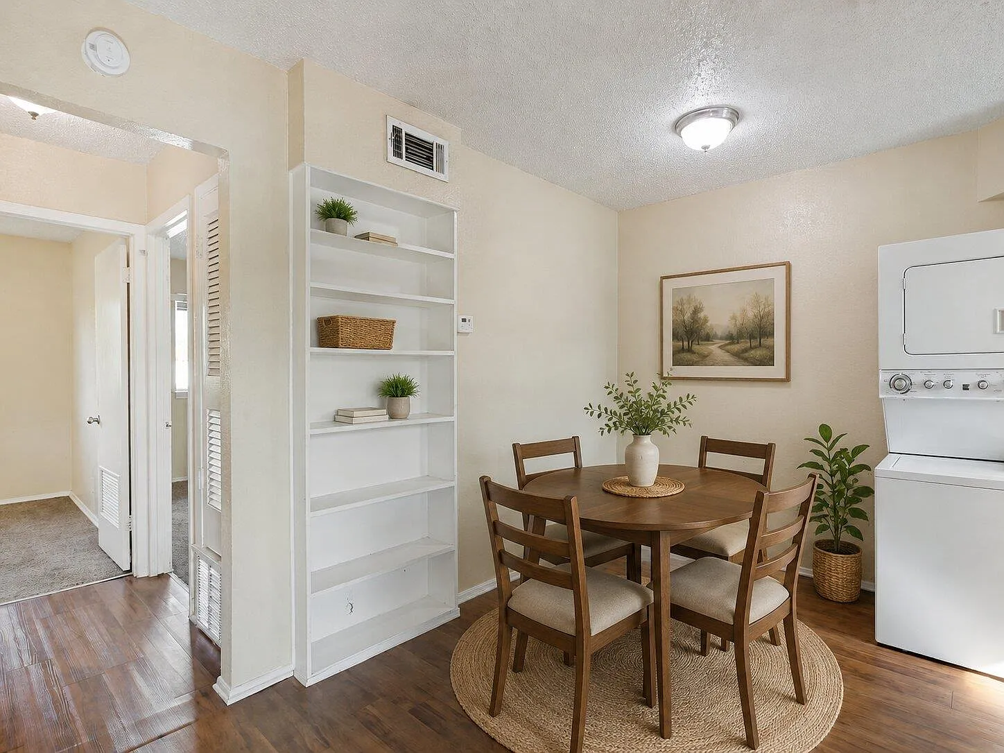 2 bed, 1.0 bath, 800 sqft, $1,095 — Photo 2