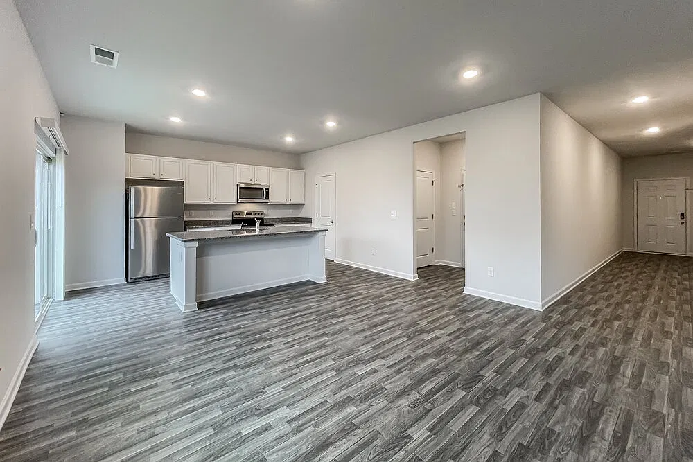 4 bed, 3.0 bath, 2570 sqft, $2,600 — Photo 4