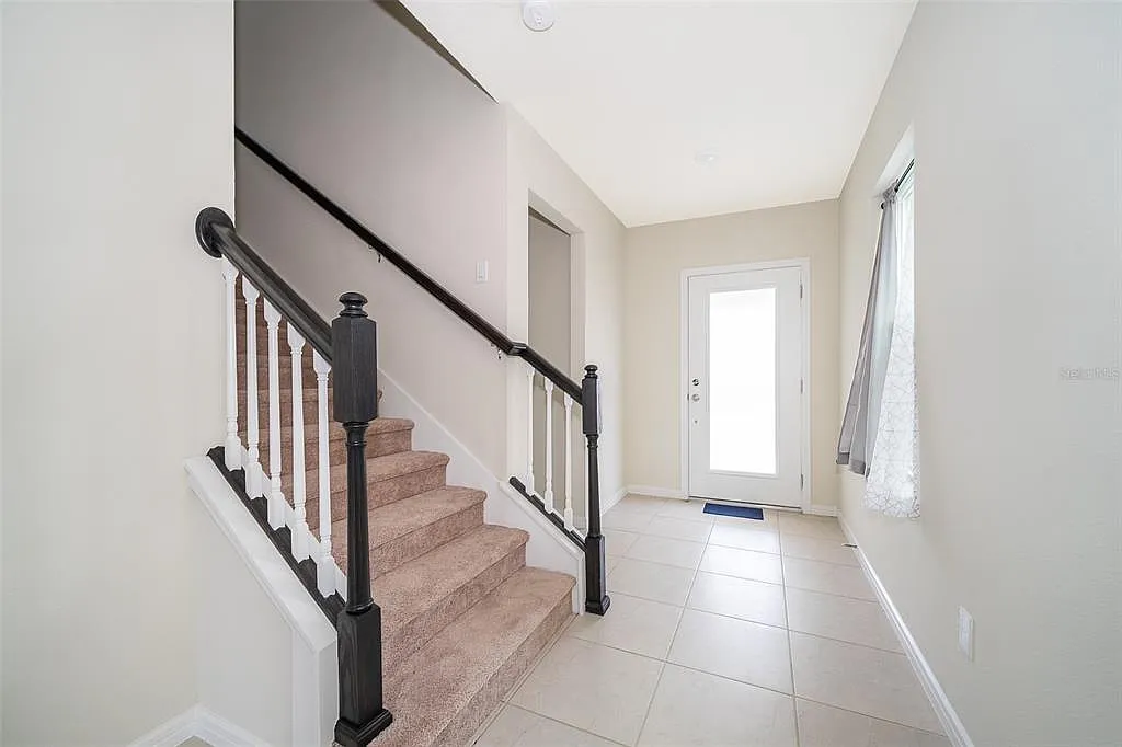 4 bed, 3.0 bath, 1999 sqft, $2,398 — Photo 4