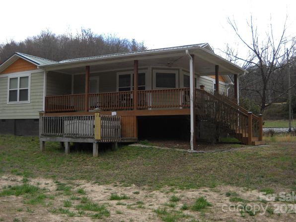 992 Hornet Dr, Whittier, NC 28789