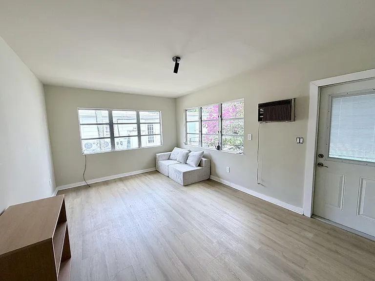 1124 18th Ave N #1 — Photo 3