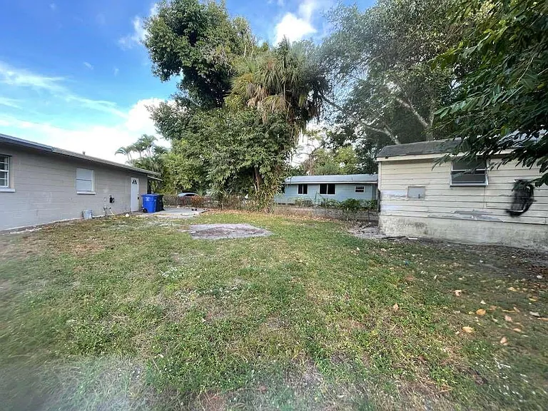 216 Maria St — Photo 18