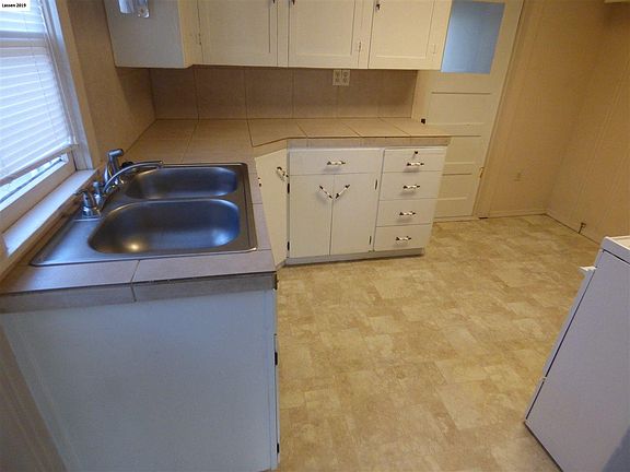 5th image of 140 Ash St