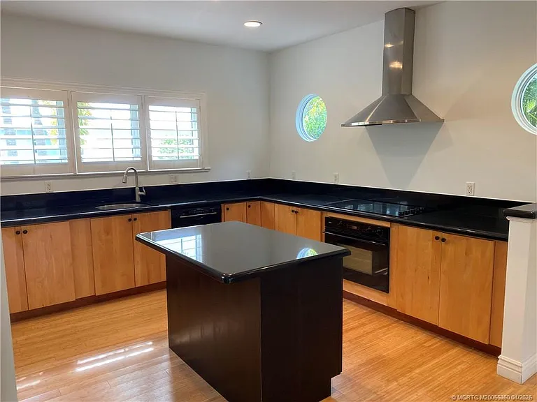 625 SW Salerno Rd — Photo 9