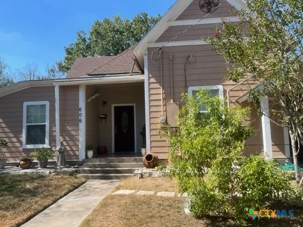 606 Schwab St, Yoakum, TX 77995
