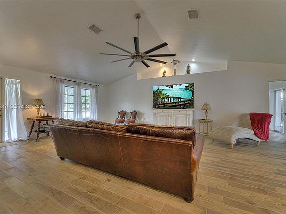 5th image of 1270 Riverbend Dr