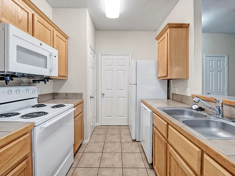 Riviera Apartments — Photo 28
