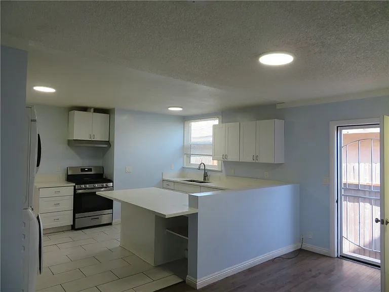 3923 S South Normandie Ave — Photo 5